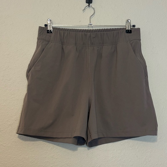 Aritzia The Group by Babaton Weekender Short Size Large - Picture 1 of 6